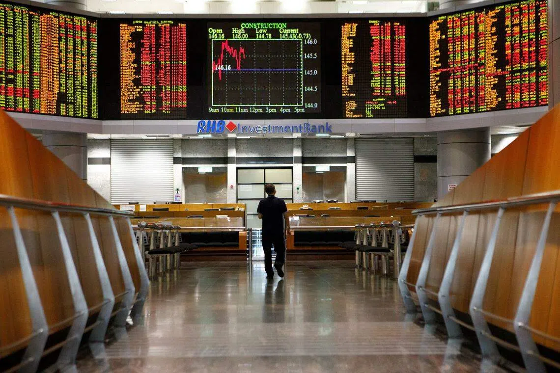 Malaysia saw its first-ever hung parliament in Saturdays election after none of the three major coalitions won enough seats to form a majority, extending the political crisis in an economy on a fragile rebound. 