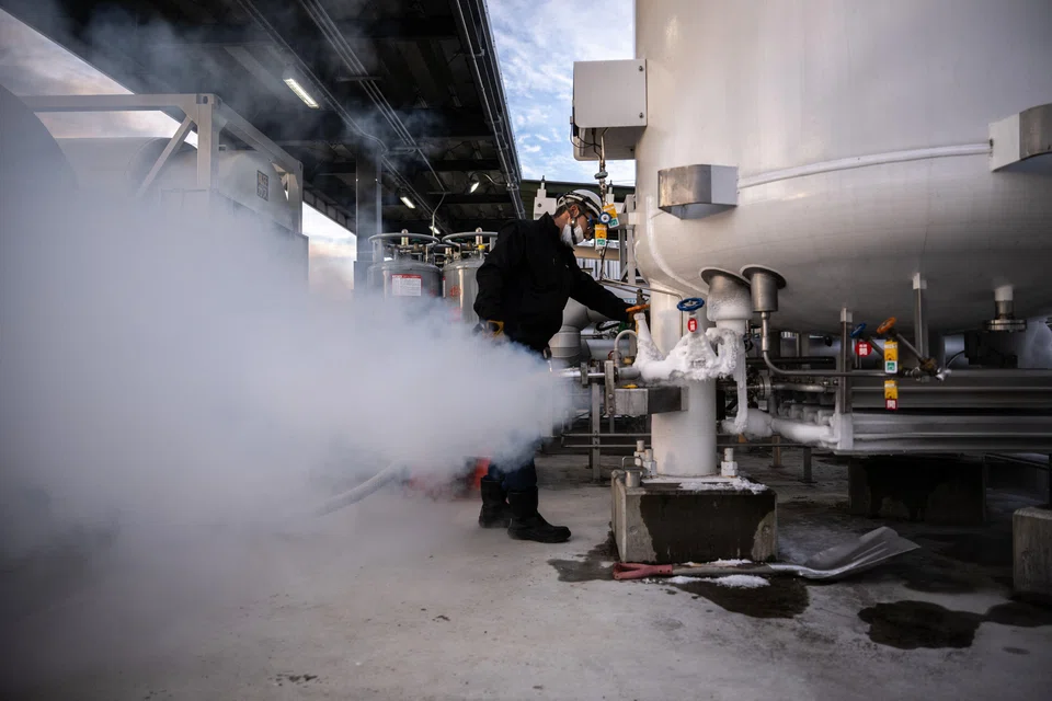 The return to growth in production will offer support for the economy, pointing to the likelihood that it rebounded in the fourth quarter after a sharp contraction in summer. 