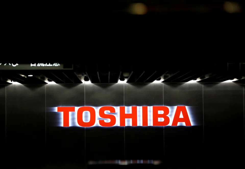 Toshiba, which had originally opposed a buyout, now plans to solicit proposals from potential investors in a drastic change in stance. 