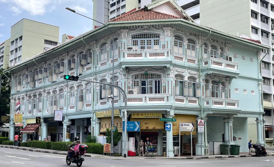 Standing  at the corner of Jalan Besar and Veerasamy Road, the shophouse block has architectural characteristics dating back to the late 1920s. 