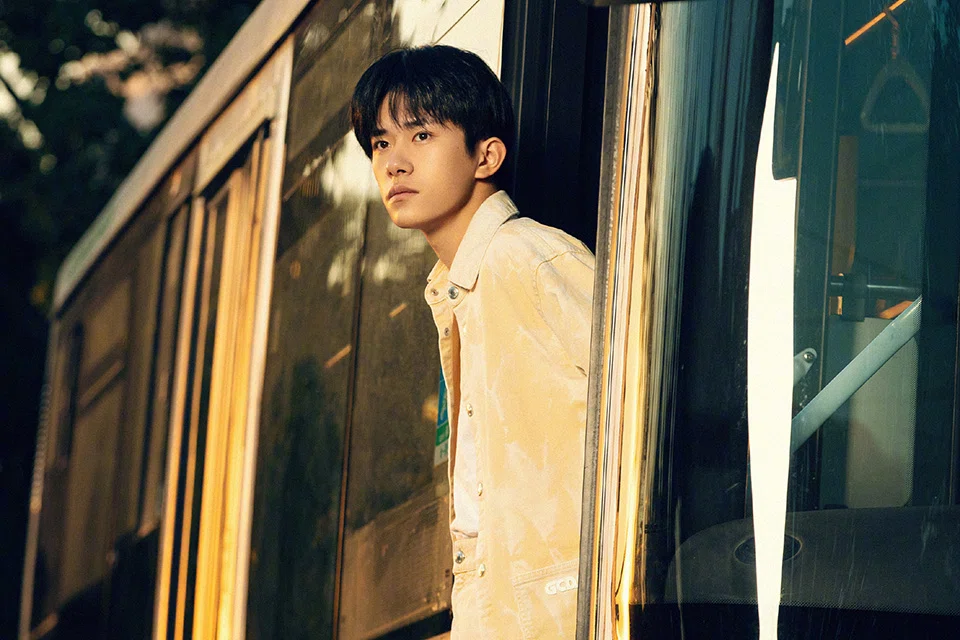 Jackson Yee, a 22-year-old who rose to fame as a member of the popular boy band TFBoys and later appeared in films like war epic The Battle at Lake Changjin, has been provisionally accepted into the National Theater of China as an actor.