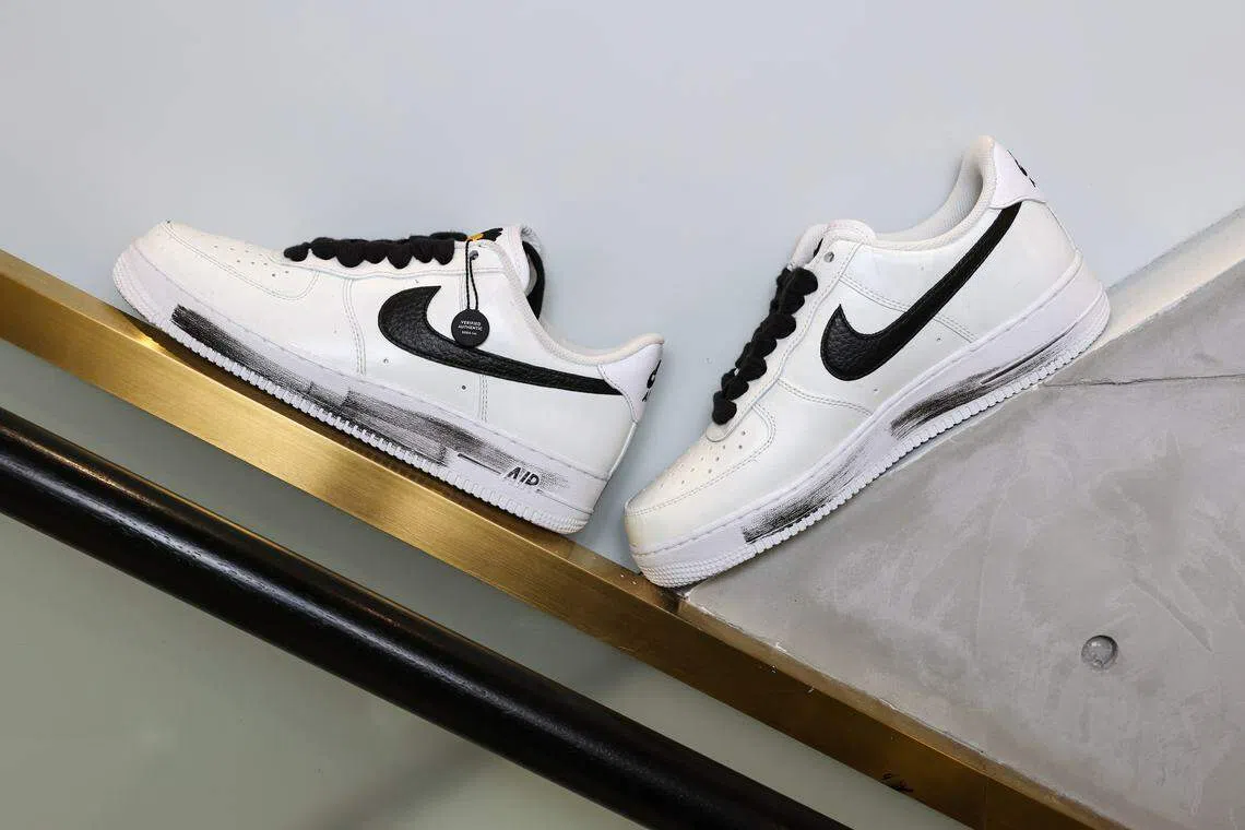 The Air Force 1 Low Peaceminusone Para-noise 2.0 features a white upper treated with a special lacquer coating that will rub off over time, revealing G-Dragon’s hidden artwork. 