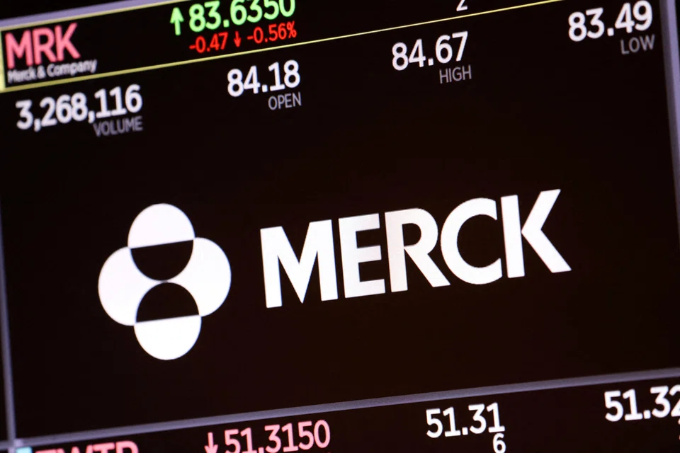 FILE PHOTO: The logo for Merck & Co. is displayed on a screen at the New York Stock Exchange (NYSE) in New York City, New York, U.S., November 17, 2021. REUTERS/Andrew Kelly/File Photo