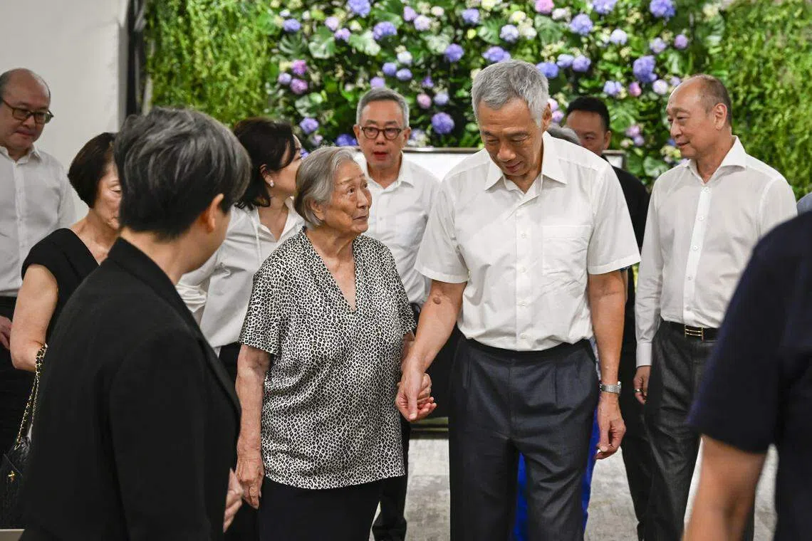 PM Lee Hsien Loong with Wee Cho Yaw's  wife Chuang Yong Eng at the late banker's wake on Sunday (Feb 4). 