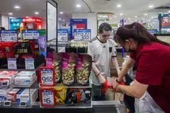 The fall in resident employment is due to an outflow from the end of seasonal hiring in food and beverage services and retail trade, says MOM.