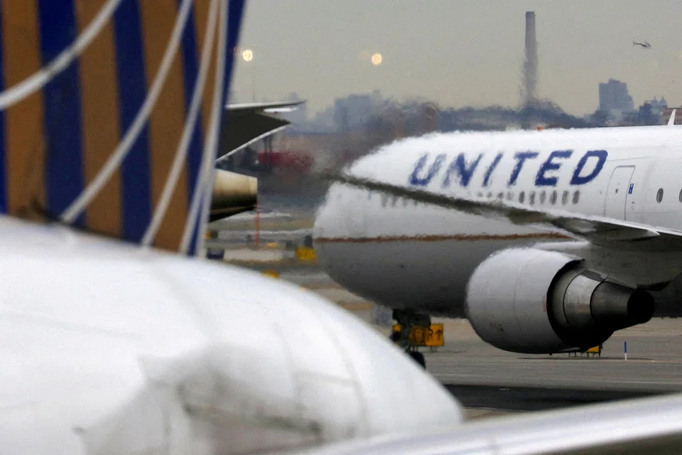 FILE PHOTO: A United Airlines passenger jet taxis at Newark Liberty International Airport, New Jersey, U.S., Dec. 6, 2019. REUTERS/Chris Helgren/File Photo