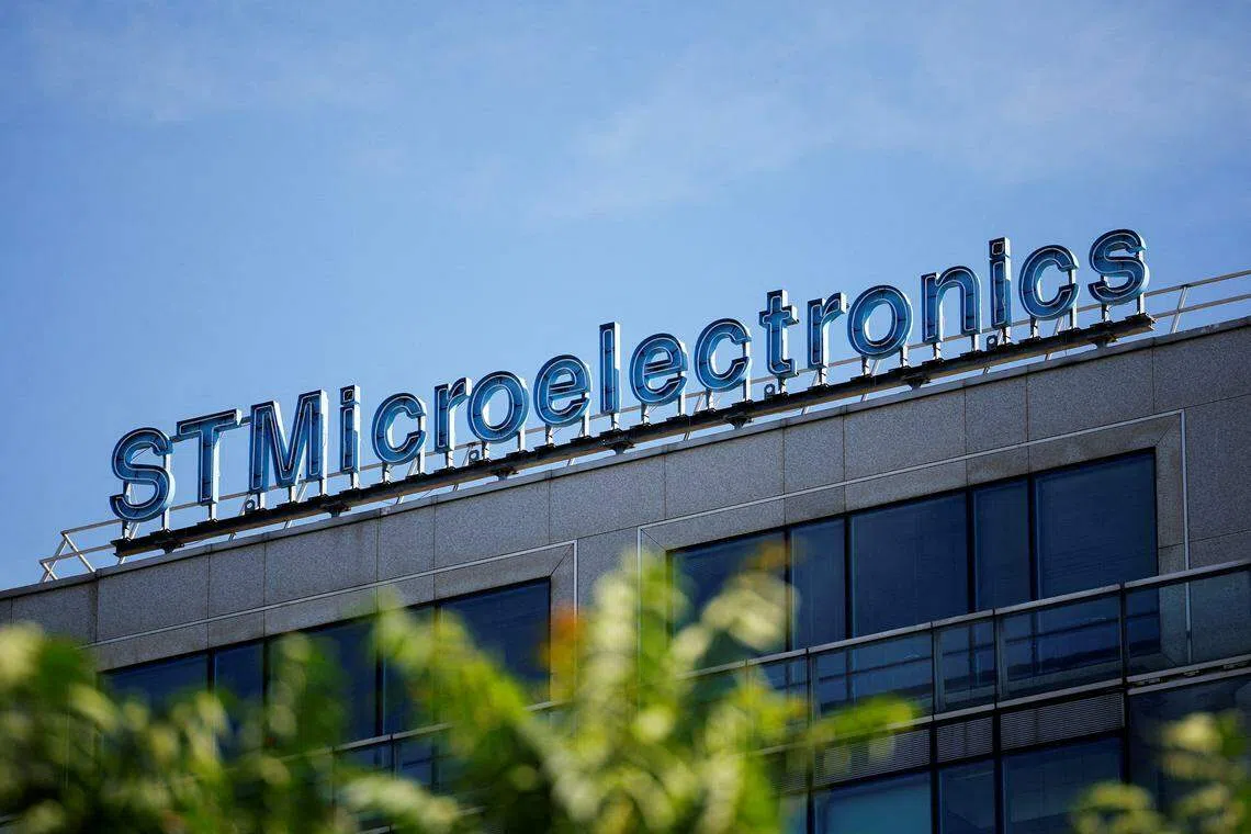 STMicroelectronics says it expects fourth quarter sales to fall about 3 per cent year on year to US$4.30 billion.