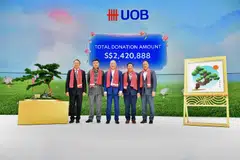 UOB chief executive officer Wee Ee Cheong (centre) with winning bidders Kelvin Lim (second from left) and Neo Kah Kiat (second from right), as well as UOB head of group commercial banking Eric Lian (extreme left) and head of group wholesale banking and markets Frederick Chin at the Lunar New Year fundraising gala dinner.