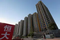 Evergrande expects to gain about 304 million yuan from the sale of its entire stake in Shantou Hengmeng Property Development.
