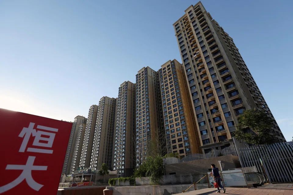 Evergrande expects to gain about 304 million yuan from the sale of its entire stake in Shantou Hengmeng Property Development.