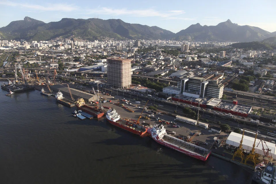 The week began positively in the Panamax sector, with both the Atlantic and Pacific basins well supported with good demand on all the major trades. However, as the week closed some of the gains appear to have been eroded somewhat. In the Atlantic, decent South America demand seen throughout, coupled with evidence of October arrival US Gulf stems, gave the market some impetus it had been lacking in recent weeks. 