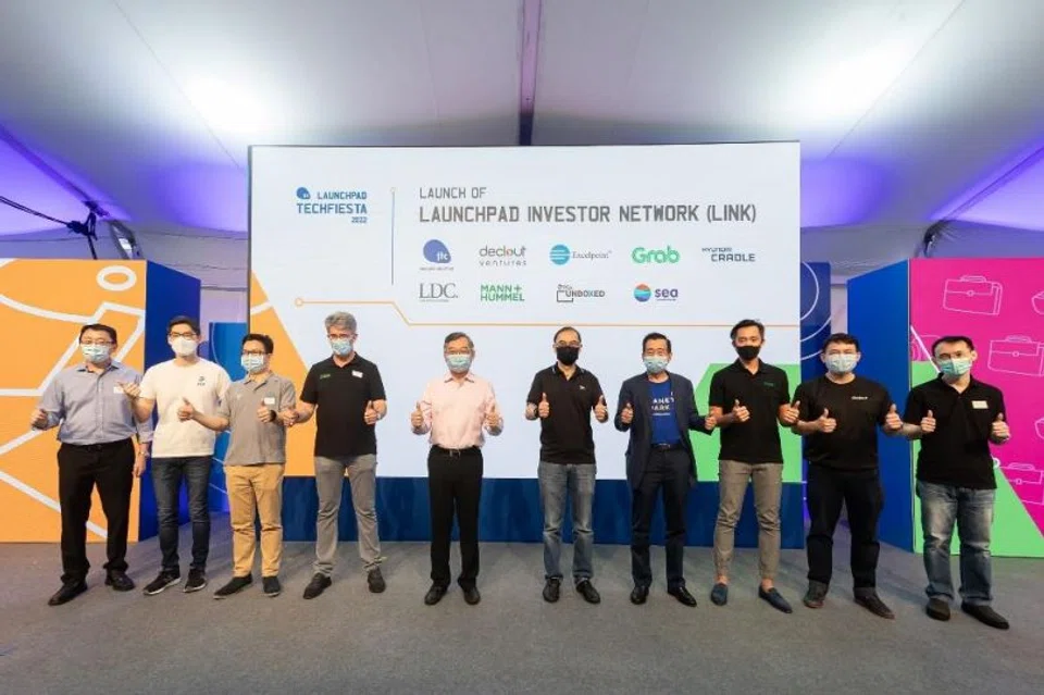 Gan Kim Yong (fifth from left), Minister for Trade and Industry, with pioneer members of the LaunchPad Investor Network.