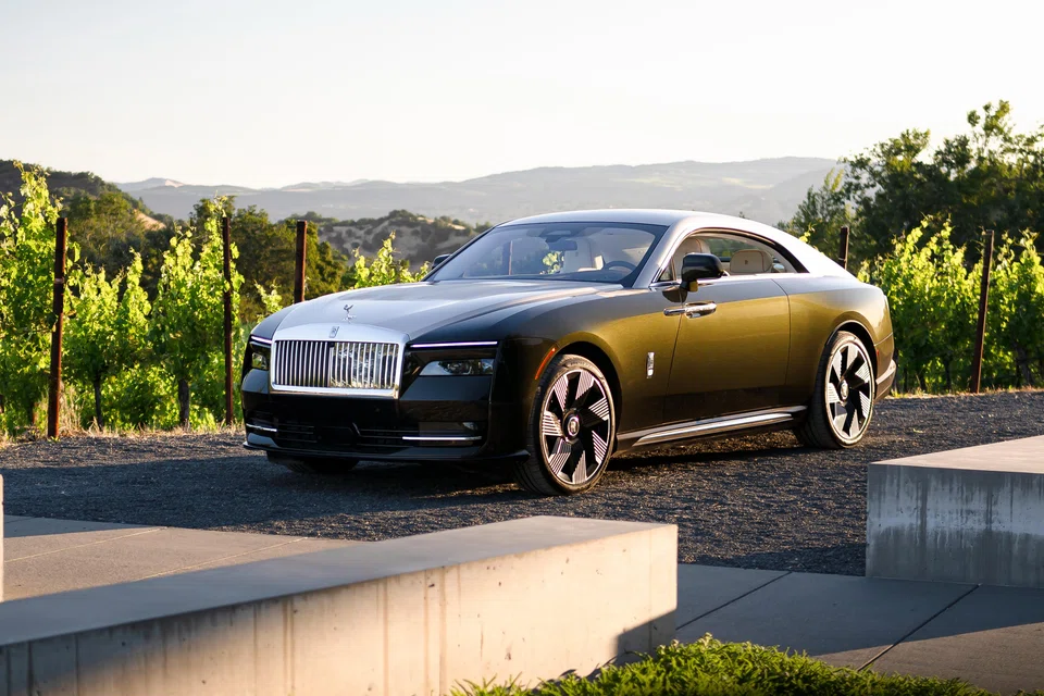 The Rolls-Royce Spectre is the brand's first all-electric model. Last year was when the first customers took possession of this model. 
