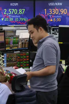 Red flags are popping up in the global market for real estate finance, with South Korean investors looking particularly exposed to a downturn in the market for office blocks. 