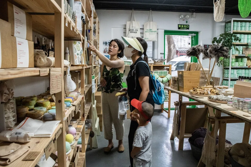Yu Yuan (left) attending to a customer at her shop, The Bulk House; for environmentally conscious consumers in China, it’s not easy to find information about the carbon footprint of most products.