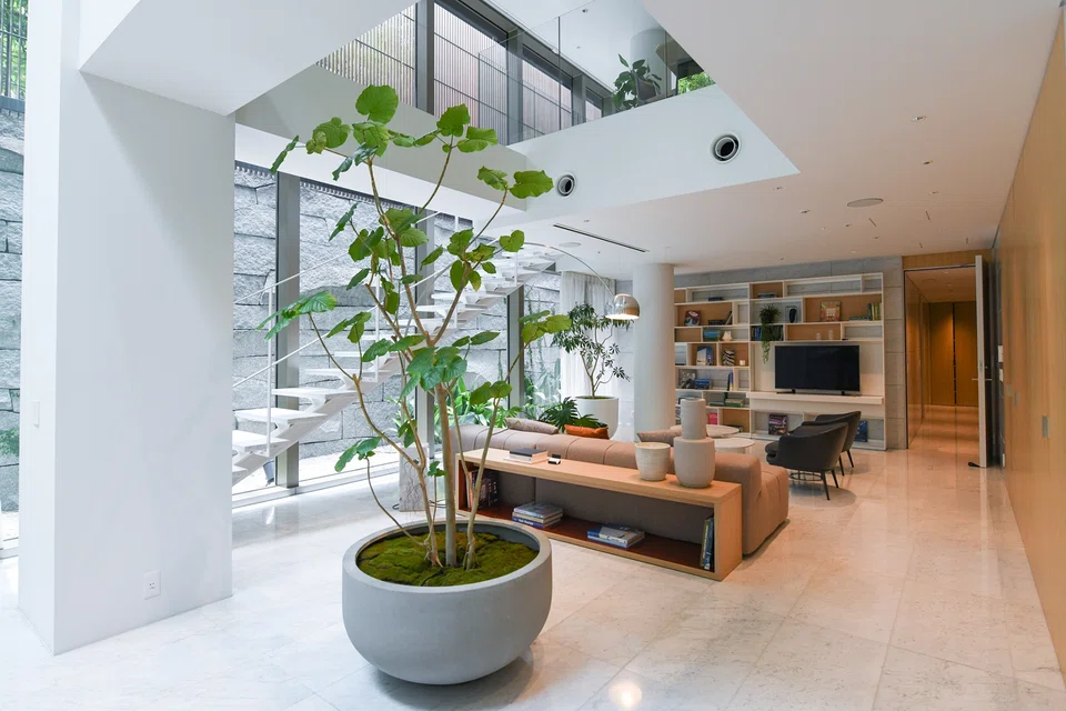 Many of those wealthy Asian buyers are paying in cash or obtaining low-interest loans from foreign banks with local branches. 