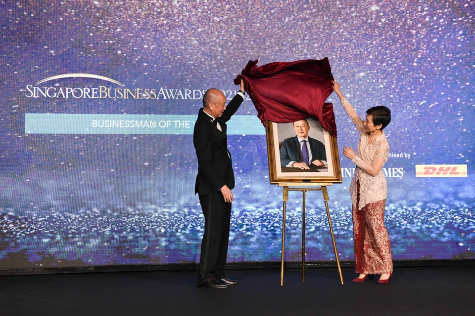 Businessman of the Year, Wee Ee Cheong and guest­-of-honour Minister Grace Fu, unveiling the specially commissioned portrait. 