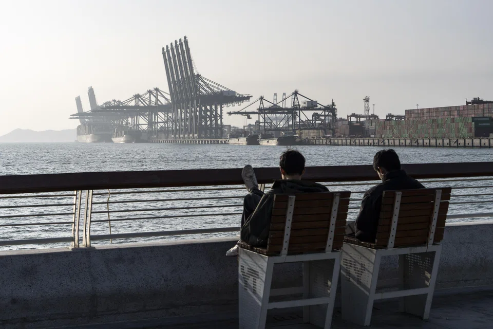 The youth jobless rate tends to fall in winter and rise in summer, as students graduate from school and look for jobs. 