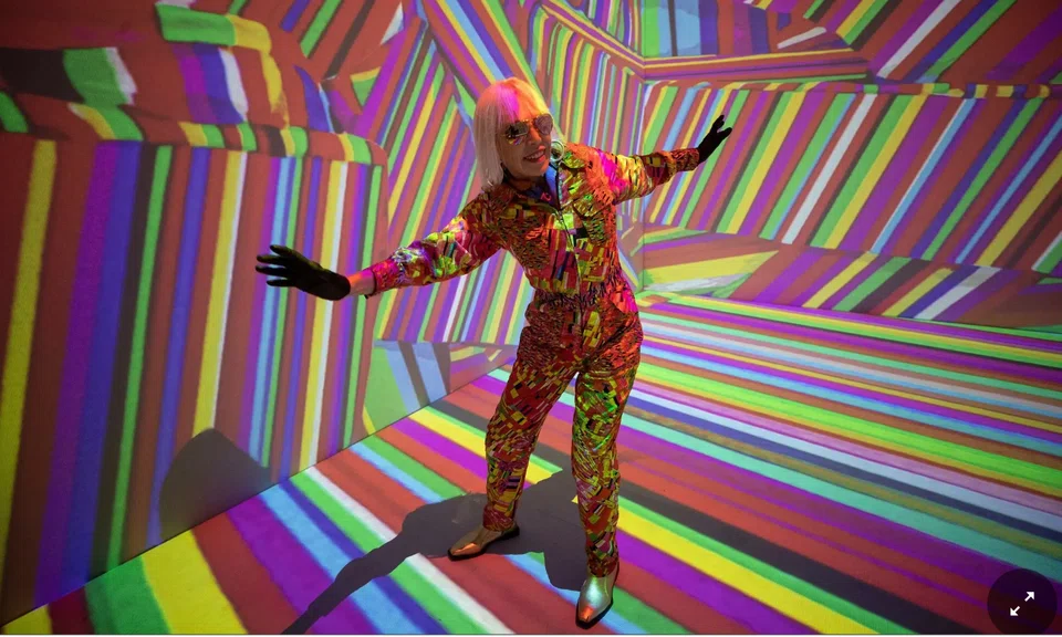 Marta Minujín experimented with mattresses, creating biomorphic soft sculptures, painted in striped patterns with fluorescent colours, which became her signature style. 