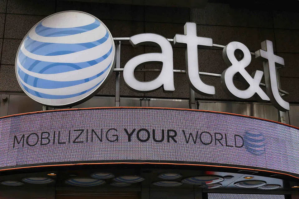 AT&T posts net loss of US$4b in Q4