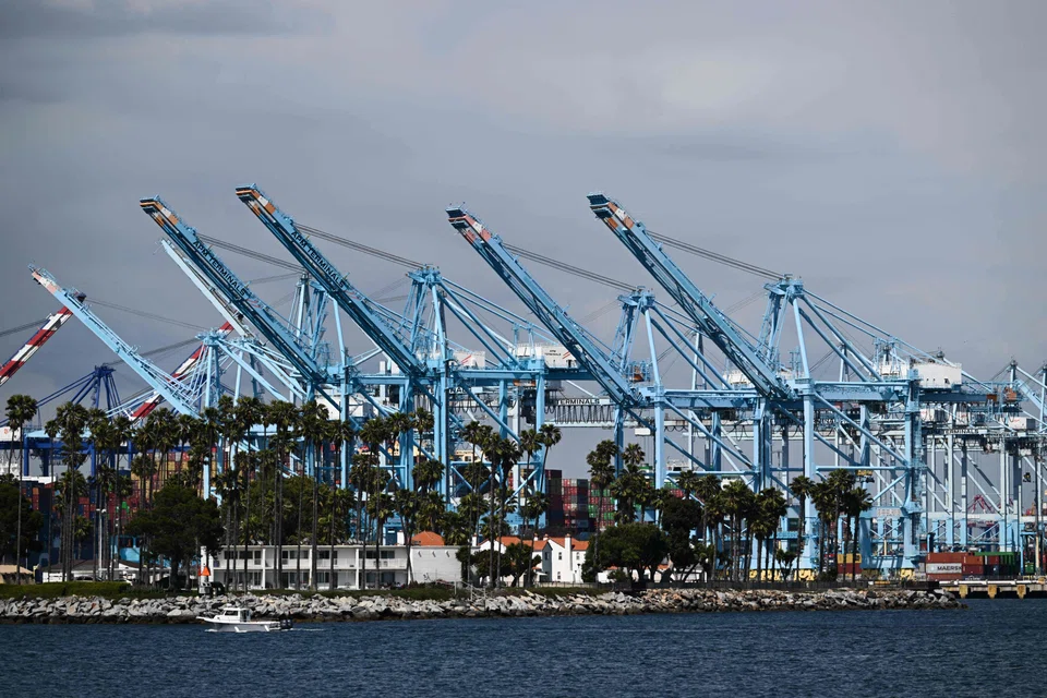 In the 12 months through November, import prices decreased 1.4 per cent after dropping 1.8 per cent in October. 