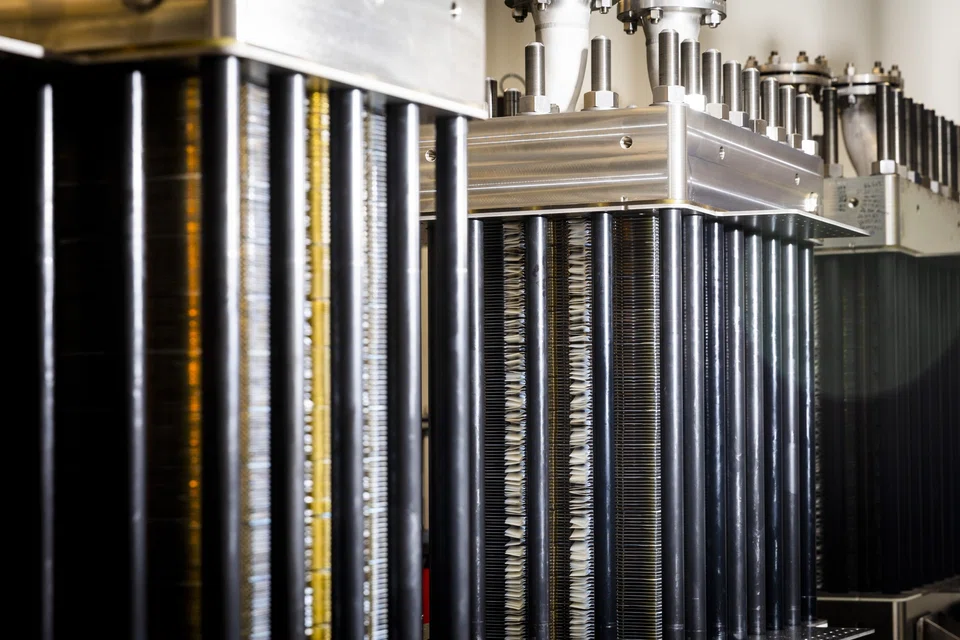 Companies around the world are already revving up electrolyser production, green hydrogen plants are under construction, and the industry is finally making the leap from pilot projects to industrial scale.