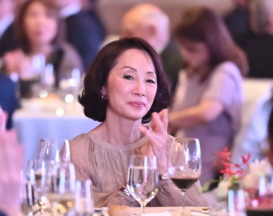 Businessman of the Year, Wee Ee Cheong’s wife Wee Kung
Ling, watching the proceedings.