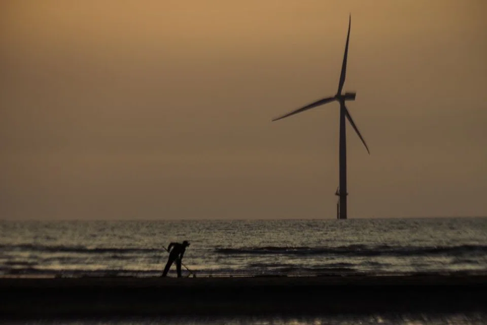 Excluding China, there are currently only about 10 turbine installing ships and a few dozen CSOVs operating worldwide. 