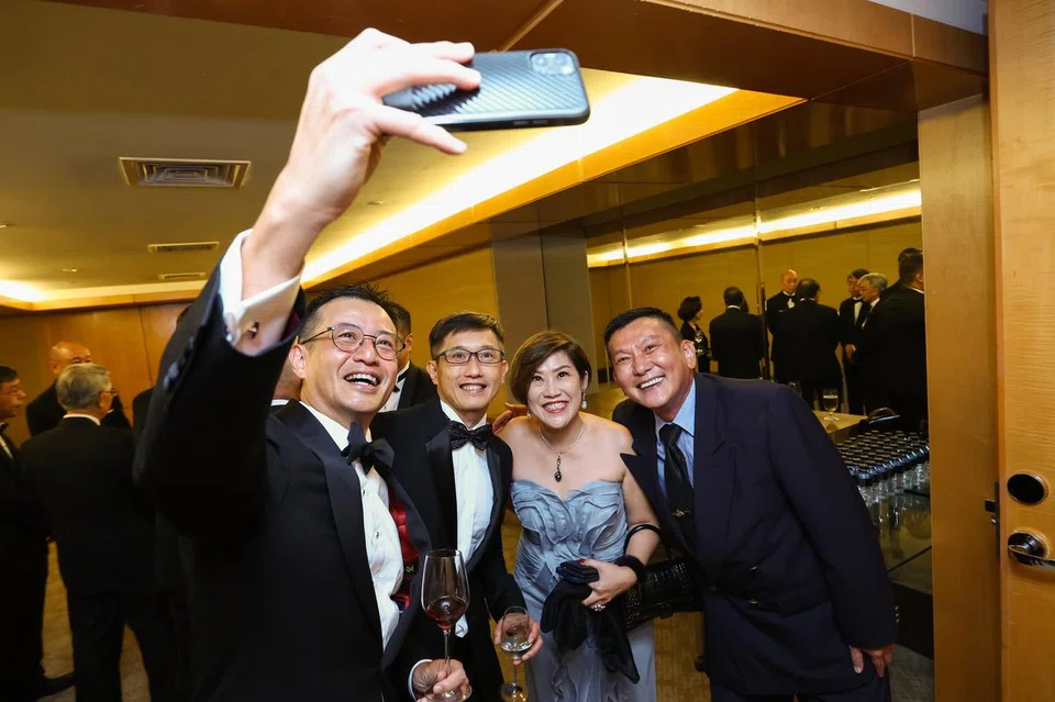Terence Quek, CEO SID, taking a wefie with Teo Ser Luck, president of ISCA, Tan Yen Yen, board member of OCBC and Kenny Yap, chairman of Qian Hu.