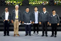 (From left) Presidential candidates along with their running mates Ganjar Pranowo, Mahfud MD, Prabowo Subianto, Gibran Rakabuming Raka, Anies Baswedan and Muhaimin Iskandar, pose for a group photo after delivering their anti-corruption policies during a dialogue held by the country's anti-graft agency Corruption Eradication Commission, Jakarta, Indonesia, Jan 17, 2024. 