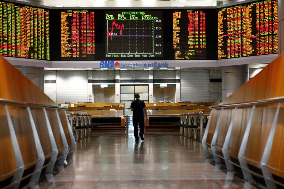 Malaysia saw its first-ever hung parliament in Saturdays election after none of the three major coalitions won enough seats to form a majority, extending the political crisis in an economy on a fragile rebound. 