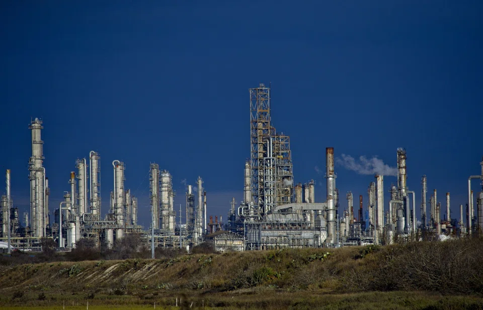 Oil slumped about 4 per cent on Monday to its lowest in two weeks.