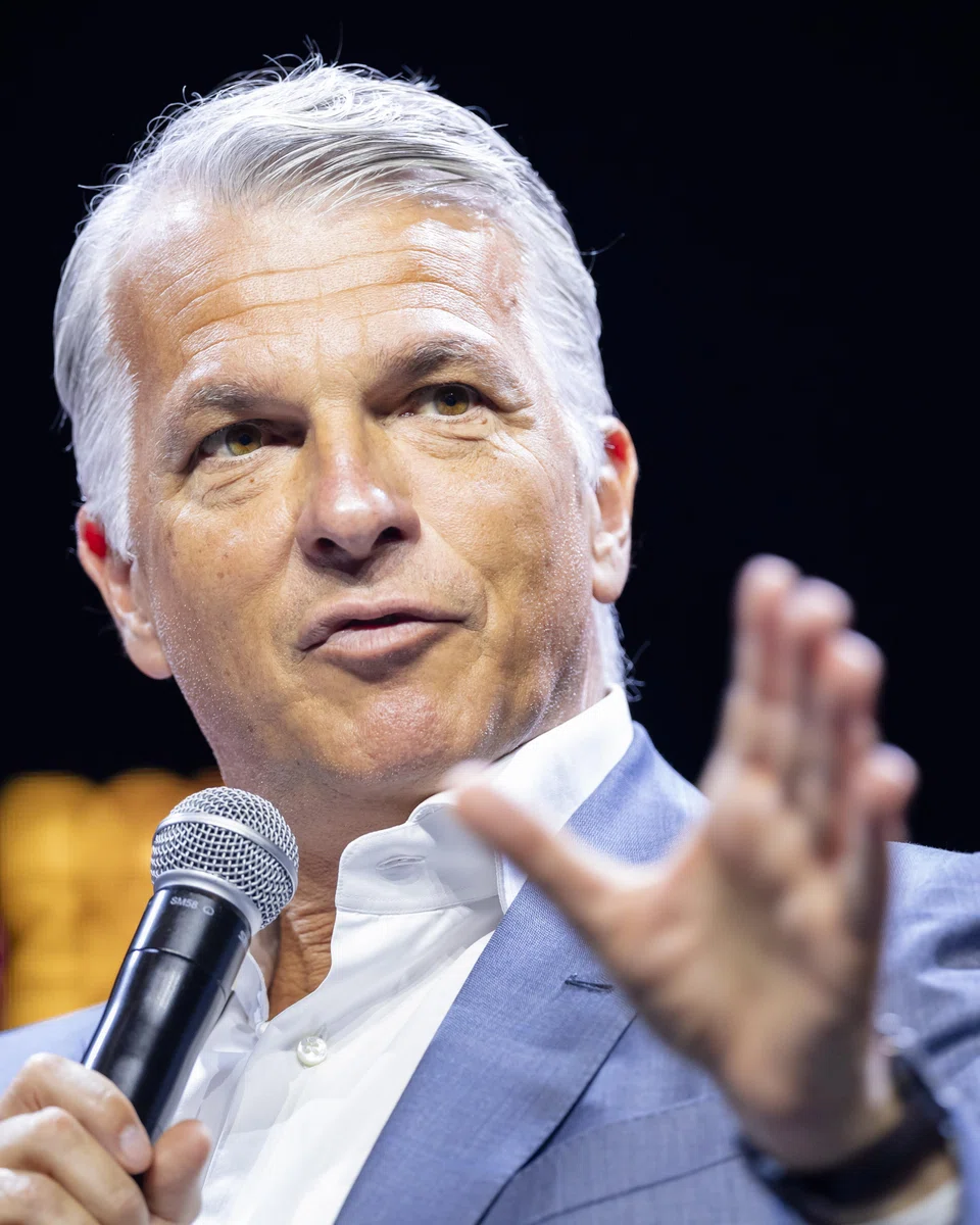 UBS CEO Sergio Ermotti opposes the option to take Credit Suisse’s domestic unit public because he believes it may inadvertently strengthen the bank’s international competitors, the Swiss newspaper Schweiz am Wochenende says.