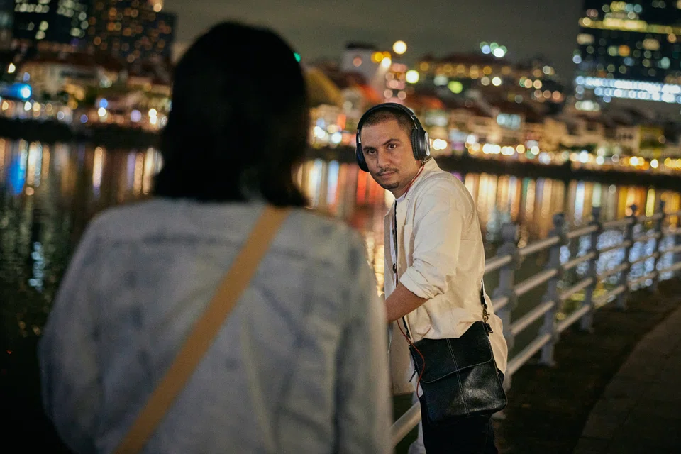 hywalk6 - Singapore Repertory Theatre's C-O-N-T-A-C-T takes place against the backdrop of the CBD.