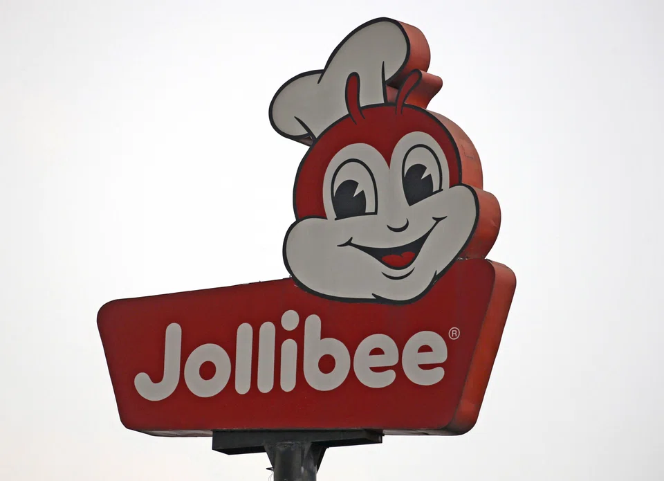 Jollibee, controlled by Philippine billionaire Tony Tan Caktiong, is considering a sale that could value Highlands Coffee at roughly US$800 million.