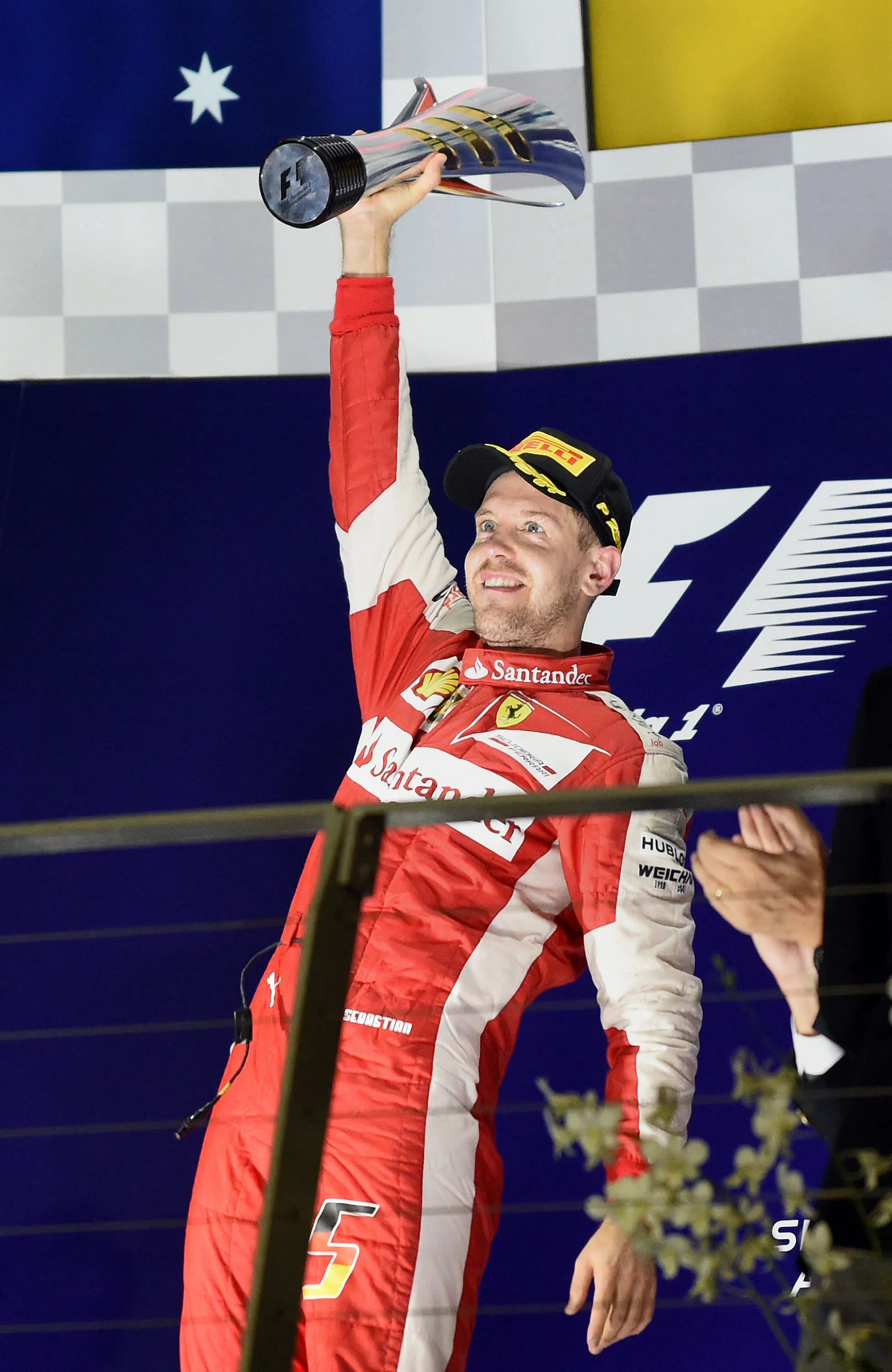 Vettel wins Singapore Grand Prix