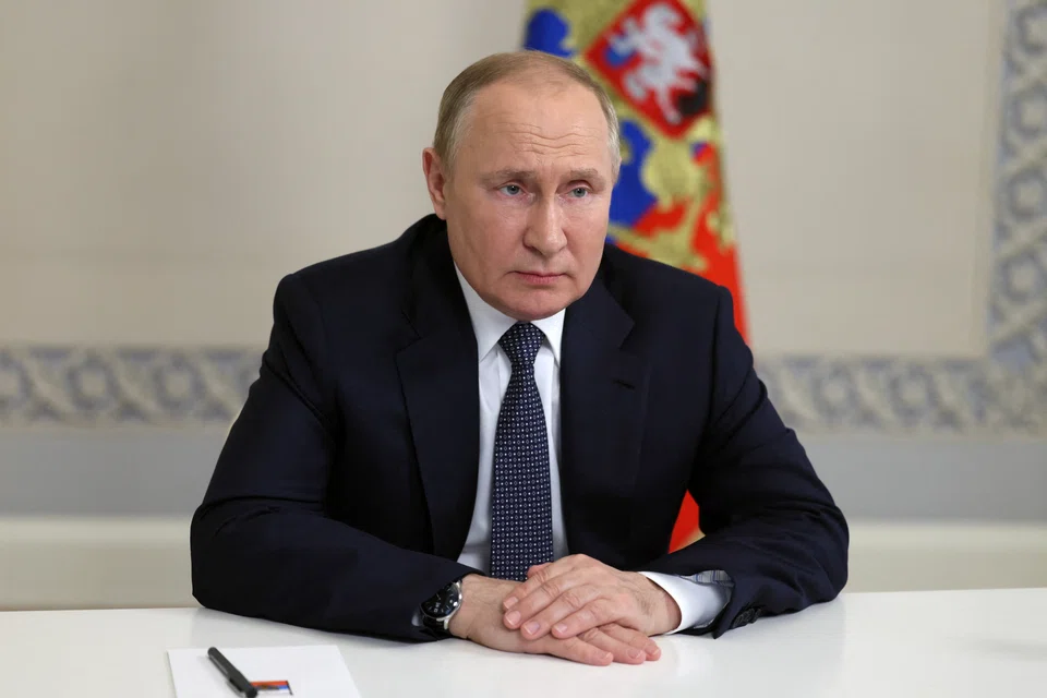 Russian President Vladimir Putin had given the government 10 days to choose banks to handle payments on Eurobonds under a new scheme, which suggests that Russia will consider its debt obligations fulfilled when it pays bondholders in roubles.