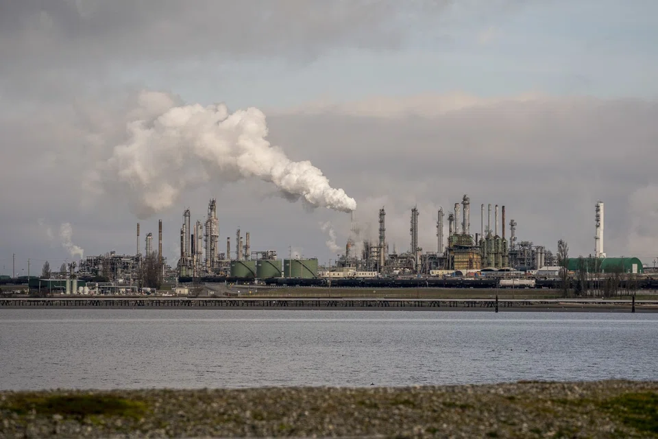 The EU can stop Putin's aggression by refusing to buy oil immediately, eliminating gas purchases over time, and prohibiting European ships from carrying Russian oil, including by imposing sanctions on relevant financial services.