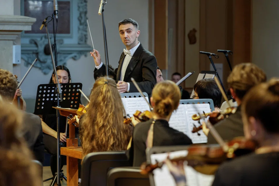 Conductor Ivan Ostapovych performs with musicians of the Luhansk Philharmonic for a premiere of the opera Zorya at the Lviv Organ Hall on Aug 11.