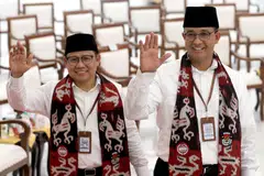 Former Jakarta Governor Anies Baswedan (R) and his running mate Muhaimin Iskandar were the first to hand in their registration documents at the Election Commission’s office.