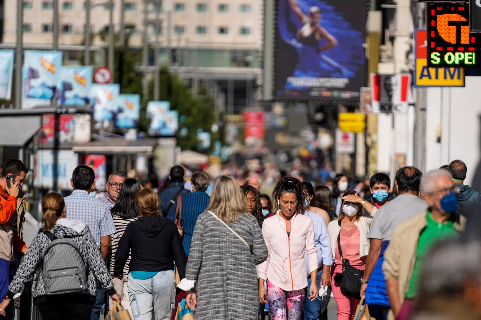  In the first-year pilot, the government will partly finance the wage costs of companies that reduce their working hours; it will also help to fund training and the cost of measures to improve productivity.