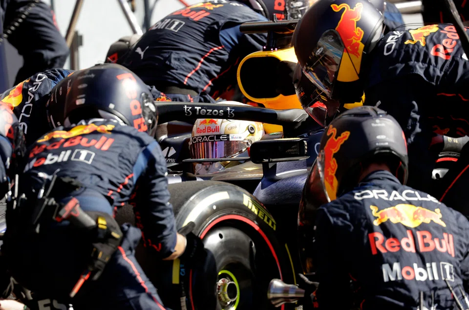 The flying Dutchman has a mathematical chance to seal back-to-back world titles under lights around the spectacular and demanding Marina Bay street circuit.