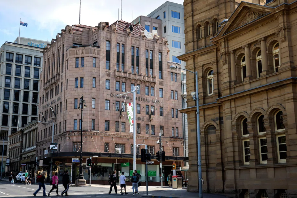 Figures from the Australian Bureau of Statistics showed net employment fell 14,600 in December from November, when it surged by a revised 58,200, and missed forecasts for an increase of 22,500. 