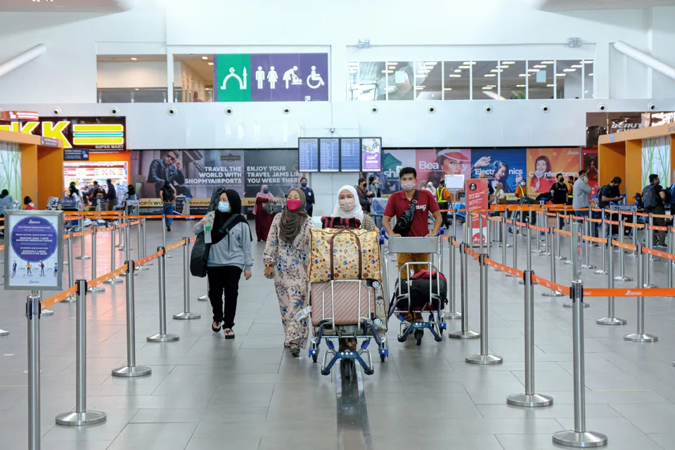 Travelers with their baggage at Kuala Lumpur International Airport 2 (KLIA 2) in Sepang, Selangor, Malaysia, on Friday, April 1, 2022. Malaysia allows quarantine-free entry for fully vaccinated travelers from April 1, ending almost two years of stringent border controls introduced to contain the Covid-19 outbreak. Photographer: Samsul Said/Bloomberg##########malaysia##########