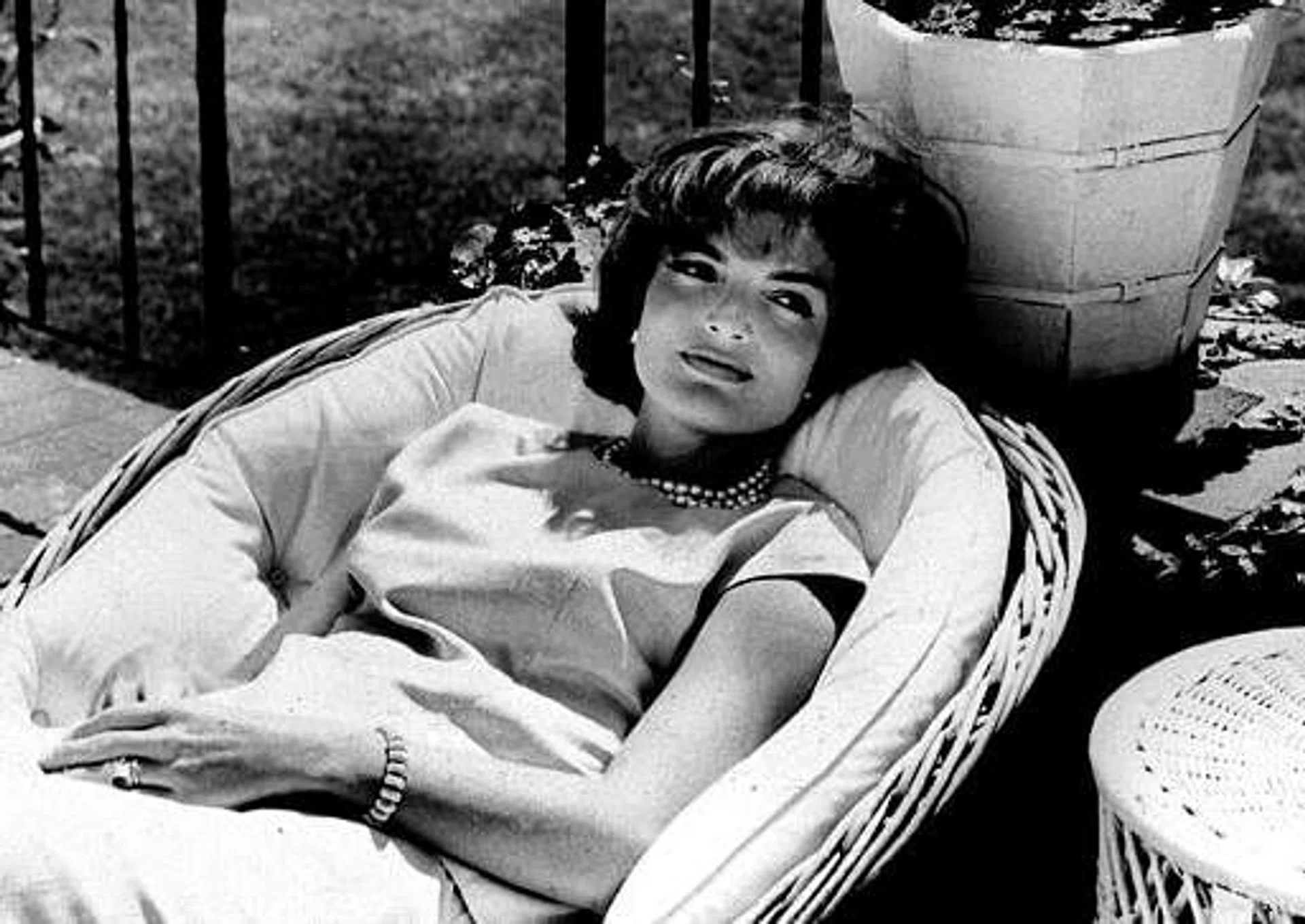 Nancy Tuckerman, 89, trusted aide of Jacqueline Kennedy Onassis, dies