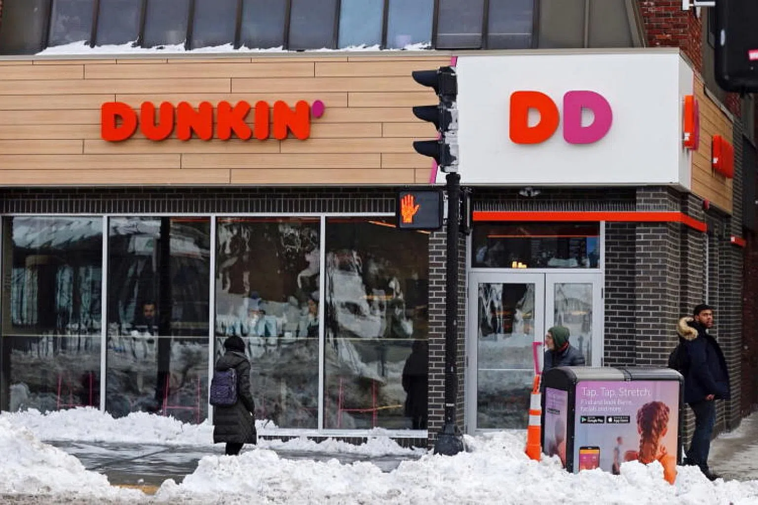 Dunkin' Donuts fires worker dumping water on homeless man in viral(00)