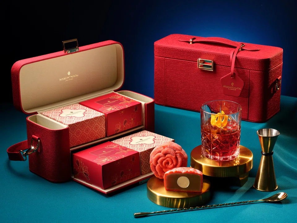 Man Fu Yuan's Negroni Lychee Chocolate Truffle Snow Skin Mooncake.