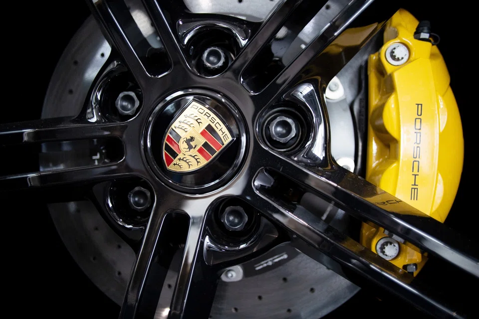 The Porsche Automobil Holding debut follows a record number of investment-grade firms issuing such debt last year, helping the market to a total 33 billion euros of sales. 