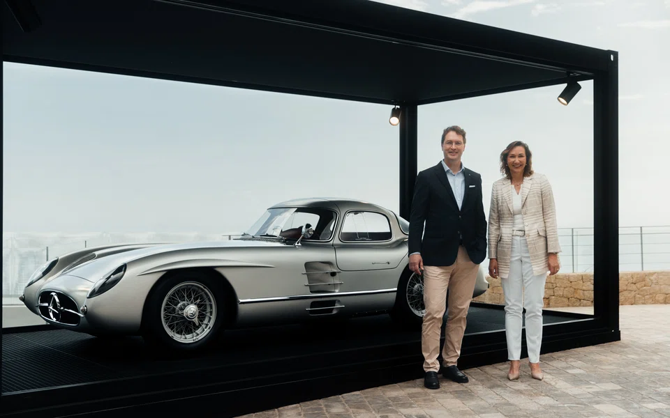 Ola Källenius (left) Mercedes-Benz’s chairman, and Renata Jungo Bruengger, a member of the board of management of Mercedes-Benz Group, stand before the record-breaking 1955 coupé.
