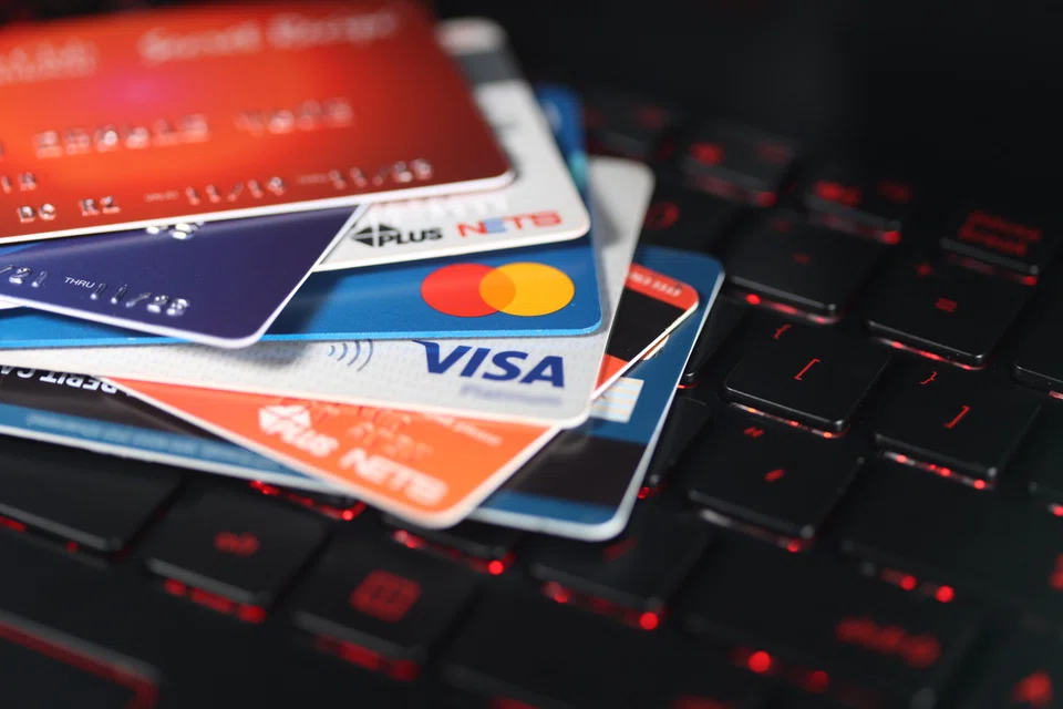 Late payments on unsecured credit cards are on the rise in the 21-29 year old demographic, shows data from Credit Bureau Singapore. 